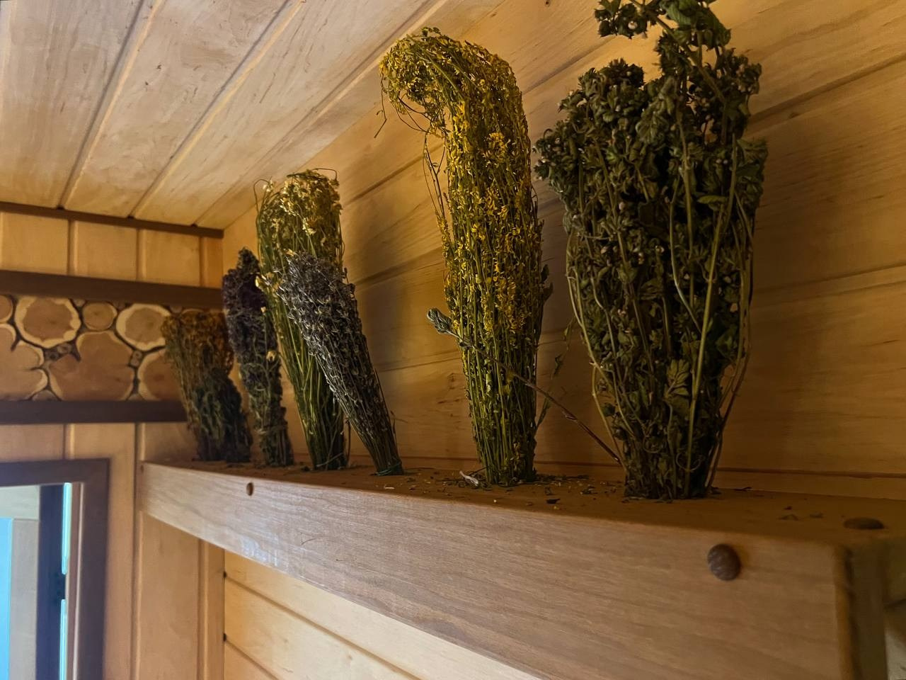 Парная в Бриллианте на Атмосфере с внутренней топкой. Есть в этой схеме и минусы, но треск дров во время парения- это что-то на незабываемом. SaunaTopMasters