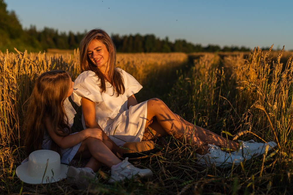 Поле, закат и наши улыбки. Фотограф Мария Ковкова