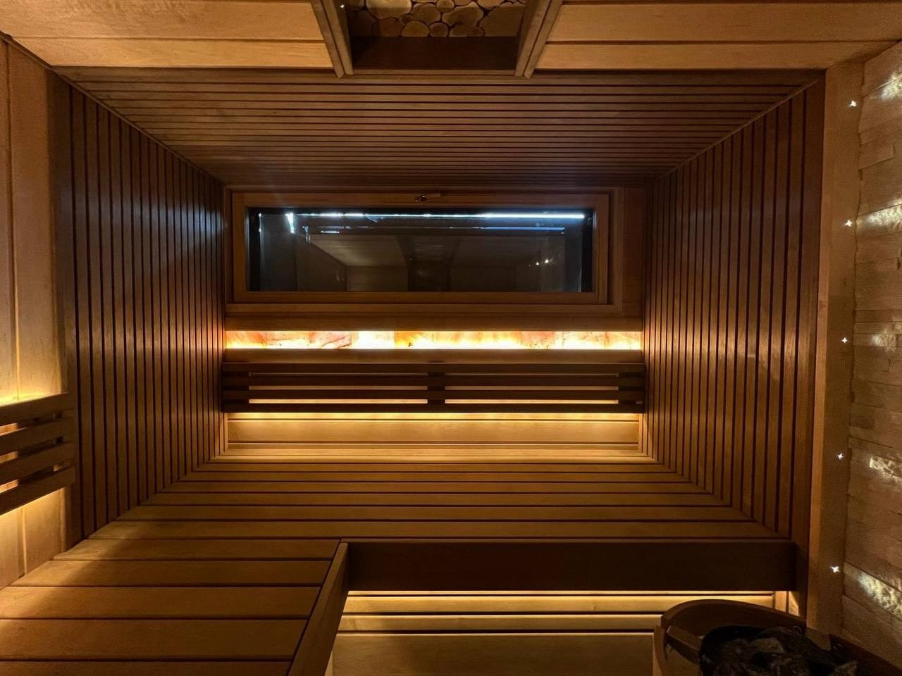 Парная в Ривер Парке из ольхи и термоольхи, с солевой линией, точечной подсветкой панно и камня, печь — Harvia Cilindro. SaunaTopMasters