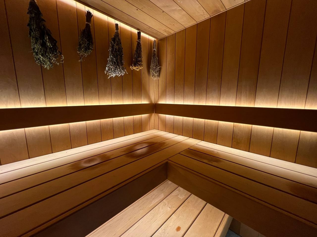 Баня в Каннельярви: термоольха, каменка Атмосфера, парящие полки и автоматическая подача холодного пара через форсунки в потолке. SaunaTopMasters
