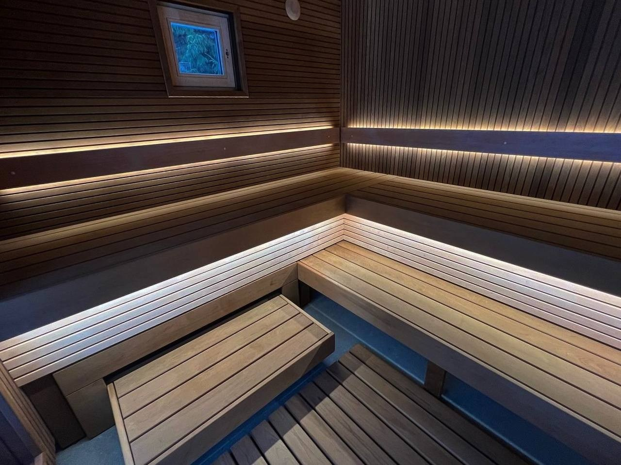 Сауна в Истре из ольхи разного профиля и разной степени термообработки. Огромное панорамное окно и 16.5 кВт энергии, преобразованной в пар!. SaunaTopMasters
