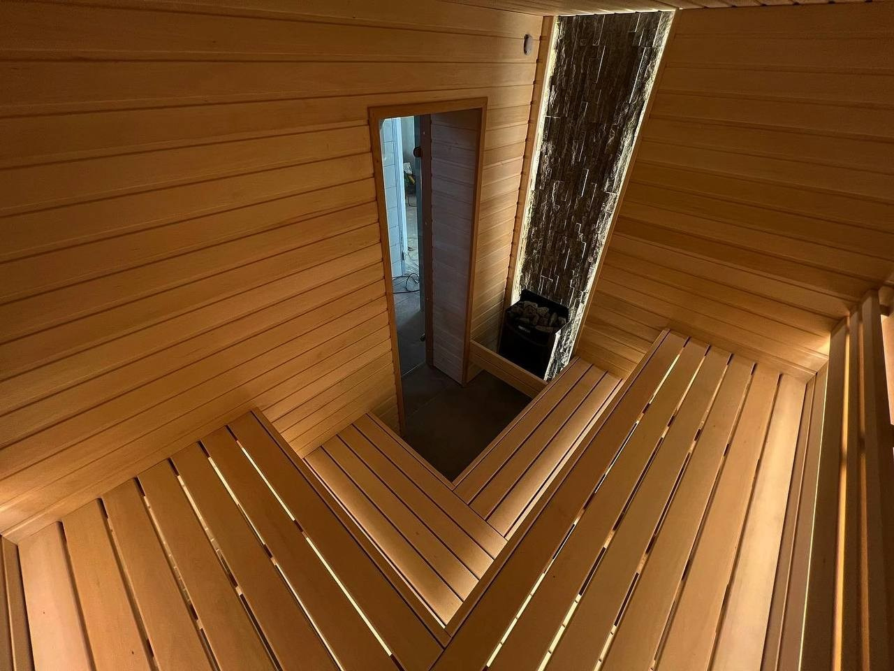 Сауна на морских террасах из осины и африканского абаши. Вертикальная укладка натурального камня-редко, но эффектно. SaunaTopMasters