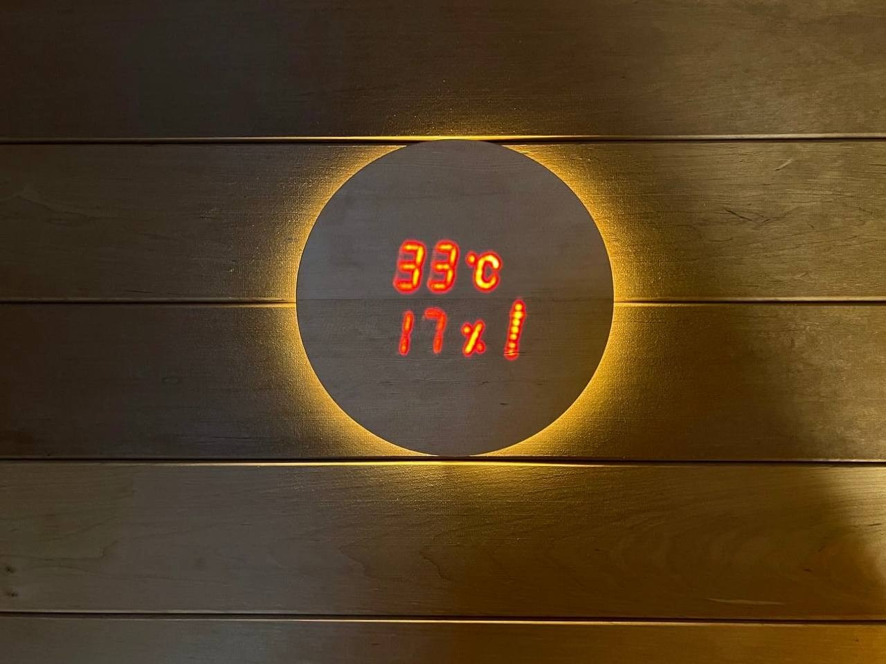 Атмосферная парная в Духанино. Атмосфера в ламелях из змеевика, ламповая печная зона. И хит сезона- термогигрометр от Cariitti. SaunaTopMasters