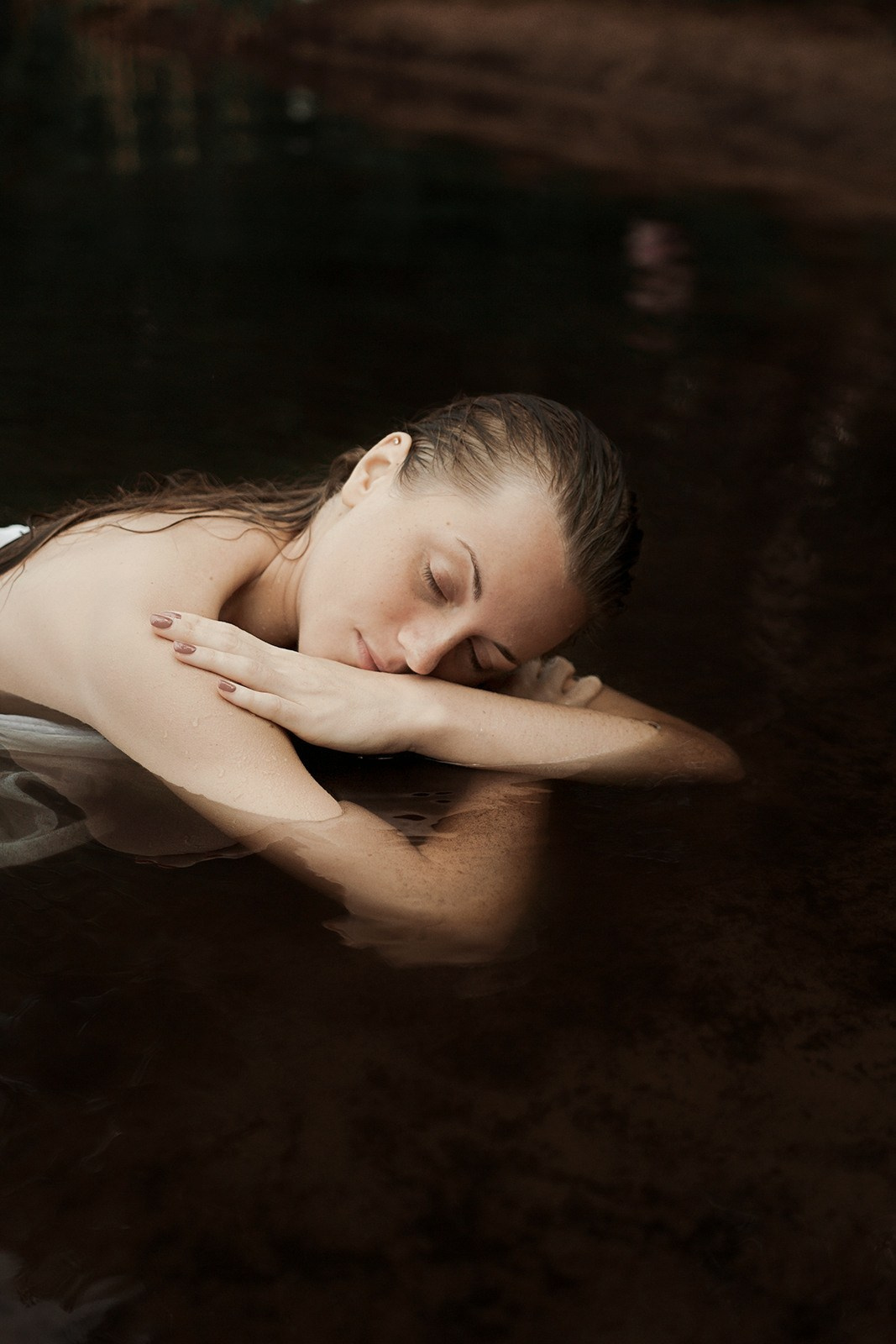 Портретная фотосессия Девушка в белой рубашке в озере. Портретный фотограф в Москве Ольга Акушко