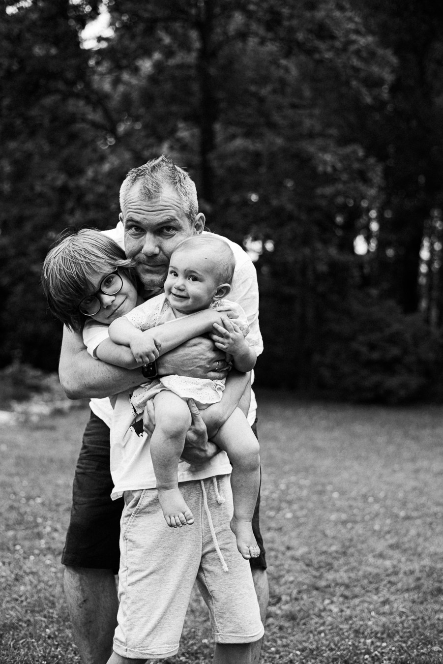 Коля, Ксюша, Саша, Андрей, Кира и бабушки | на даче