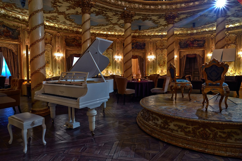 Зал с пианино в Турандот