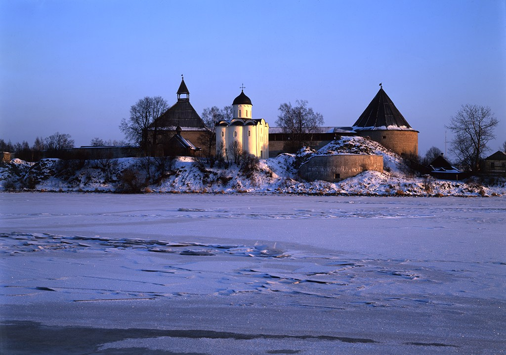 Староладожская крепость и Георгиевский собор, 12 век. Река Волхов