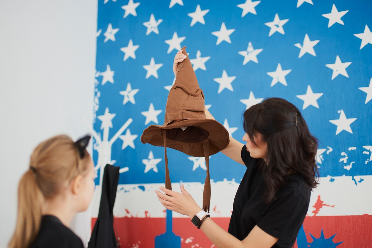 Тематический праздник в языковой школе FunLS. Репортажный и женский фотограф в Новосибирске