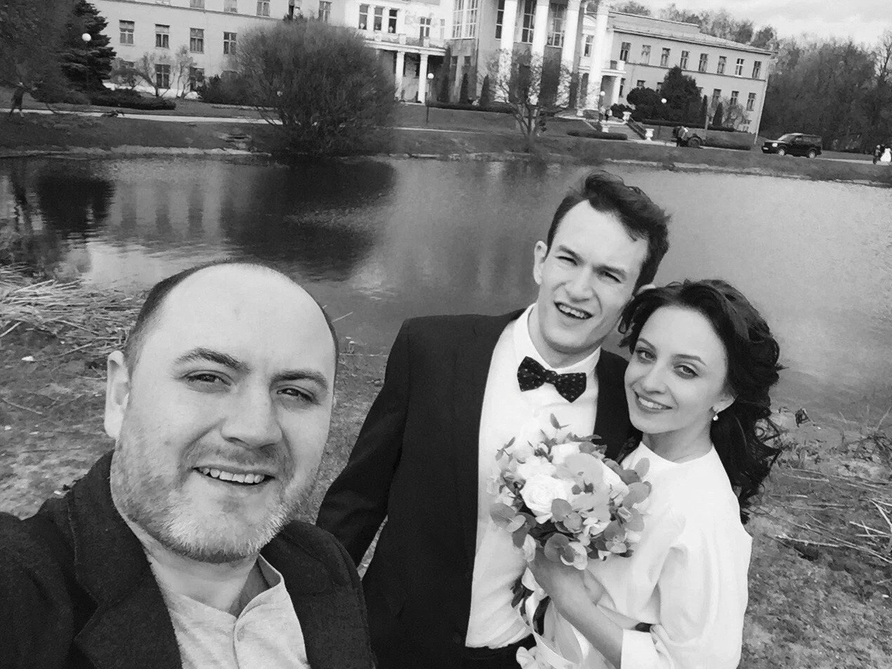 Фотограф в кадре — на протяжении уже 10 лет, по традиции делаю обязательно фото с молодыми!. Свадебный фотограф Александр Абрамов Москва / Зеленоград