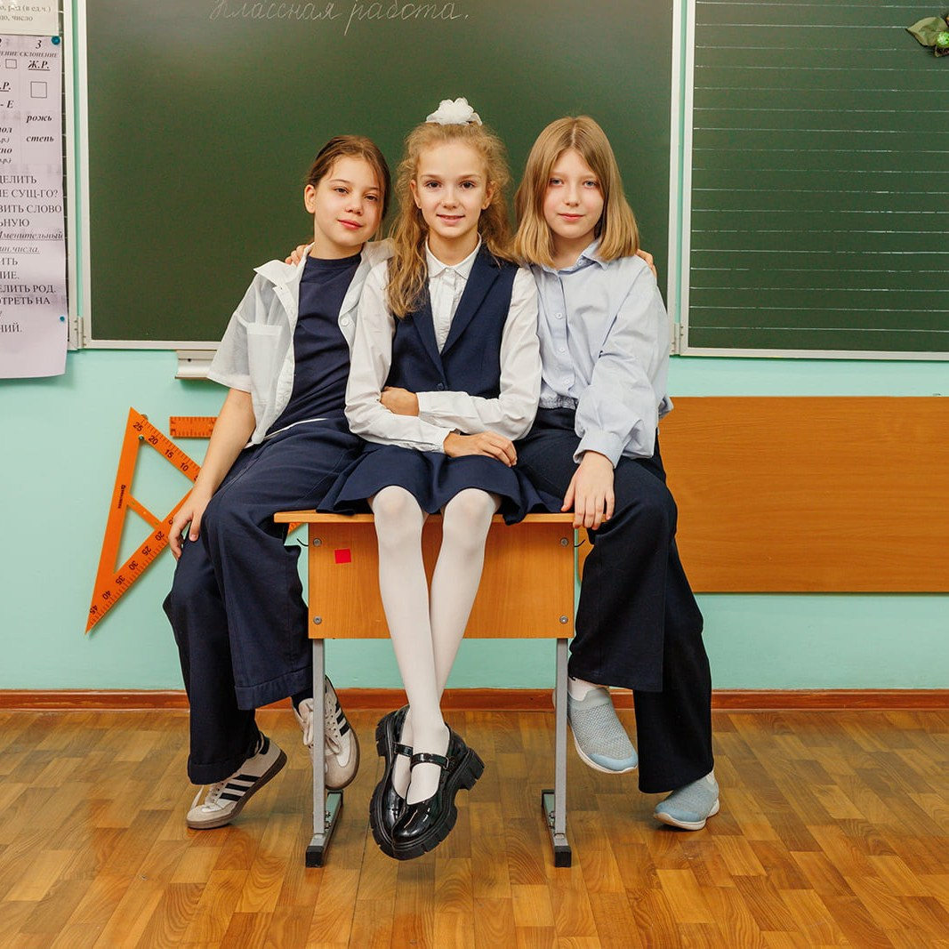 Выпускной альбом для 4 класса: фотосессии в школе и библиотеке. СИГМА | Студия выпускных альбомов Красноярск