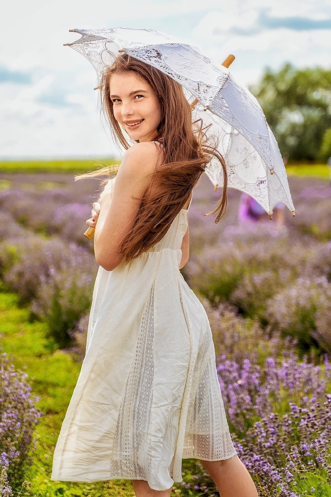Портретная съемка в Воронеже нежная девушка с зонтиком на лавандовом поле