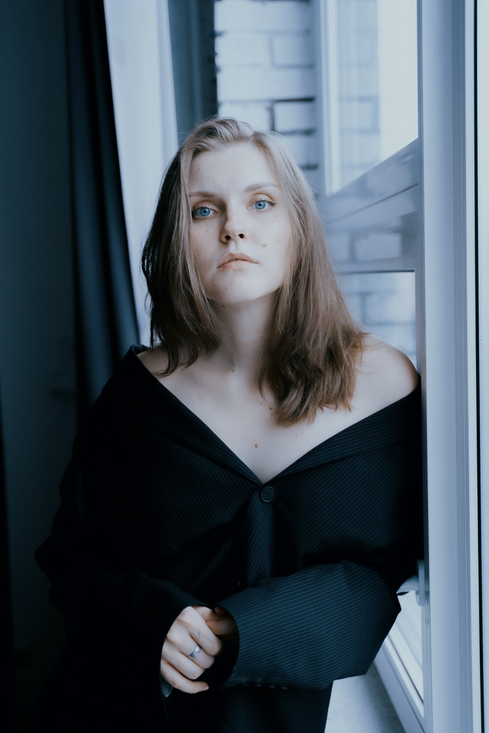 Фотоснимок возле окна с естественный снимок