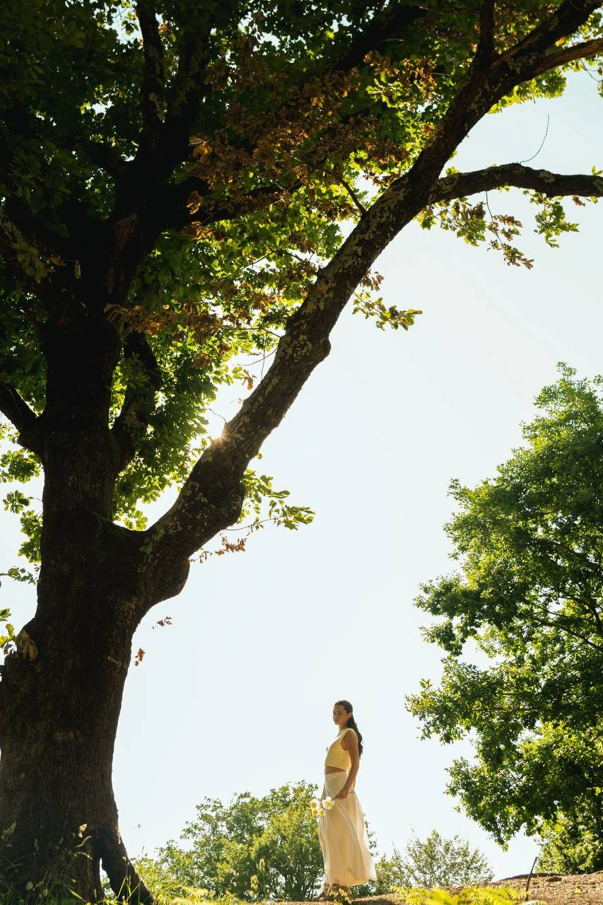 Девушка в белом платье в лесу