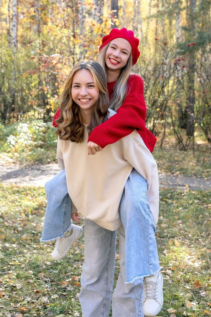 Подруга запрыгнула на одноклассницу, чтобы попозировать фотографу.