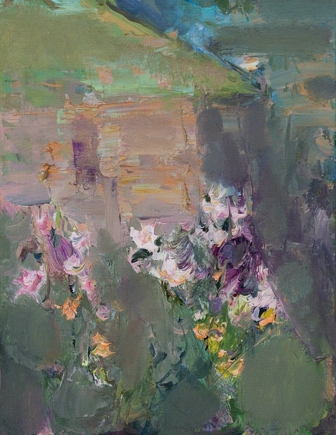 У дома с цветами. Художник Александр Каверин