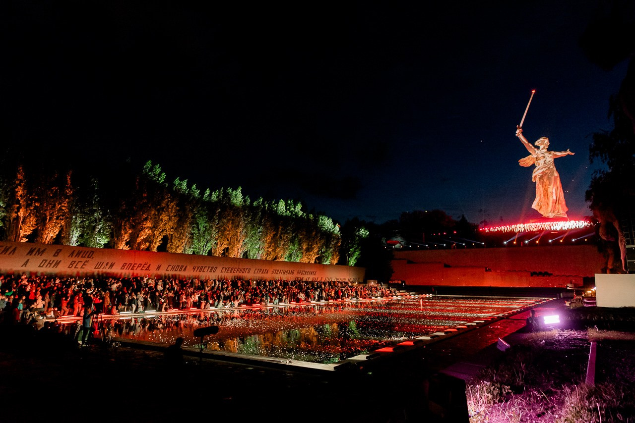 Свет Великой Победы. Волгоград, Мамаев Курган, 2025 г. 7 мая, в честь праздника 9 мая. Фотограф в Волгограде и Волжском Александр Горбань