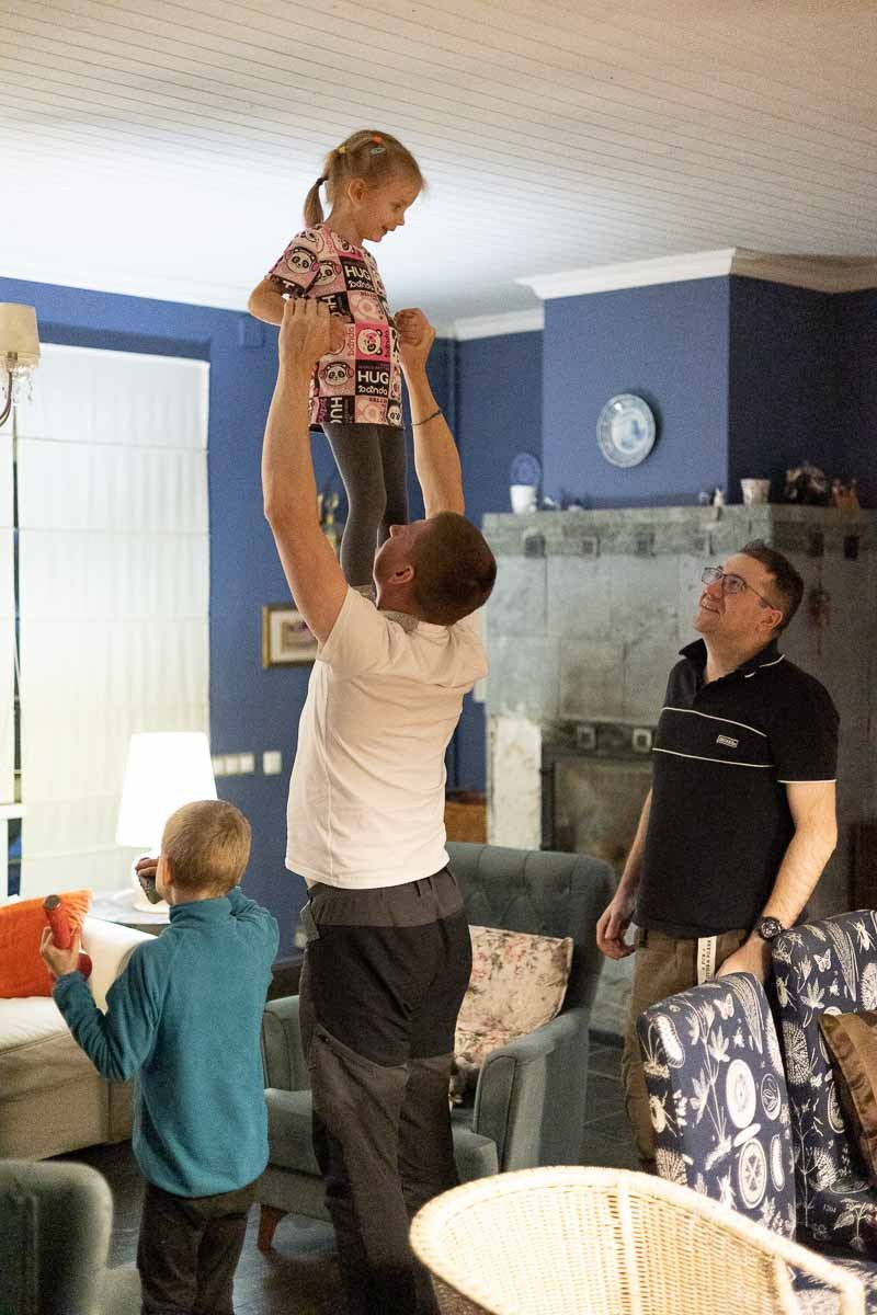 Семейная фотосессия в Москве на даче в загородном доме