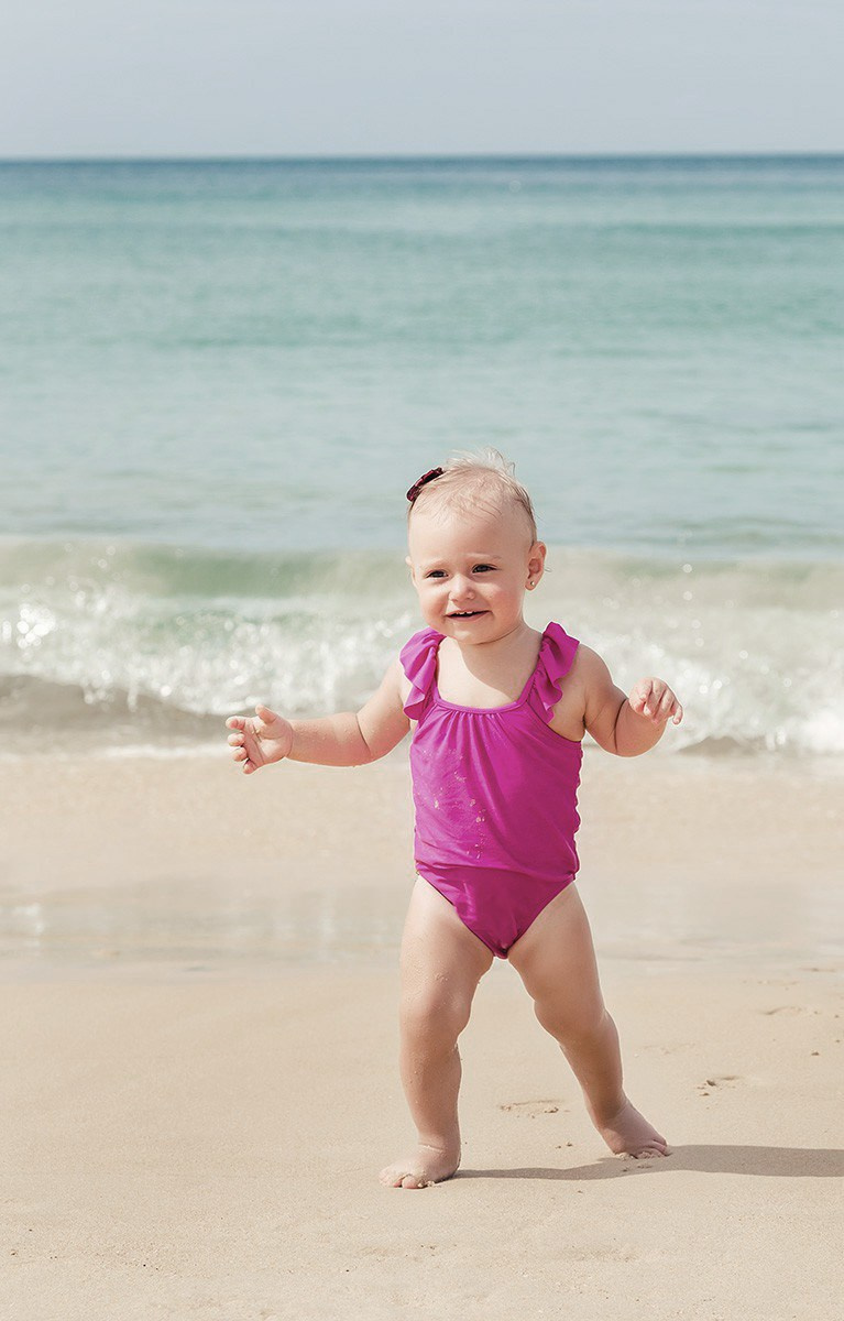 семейная фотосессия Пхукет фотограф пляж девочка портрет Ката Карон Найхарн Патонг Найхарн Сурин море счастье радость идея место образ пример фото позы для фотосессии Phuket Naiharn Kata Karon Patong Surin заказать фотосъёмку цена детская фотосессия