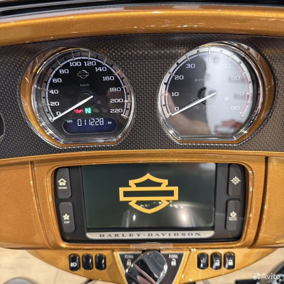 Купить Harley-Davidson CVO Limited Electra Glide 110 (Gold Rush) (Touring) — подробнее на сайте. Hello Davidson, Москва. Только хорошие мотоциклы…