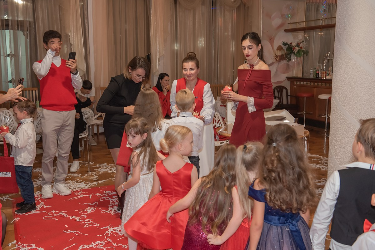 Выпускной в детской школе моделей HAPPYkids 2024. Семейный и коммерческий фотограф в Сочи Александр Бодунов