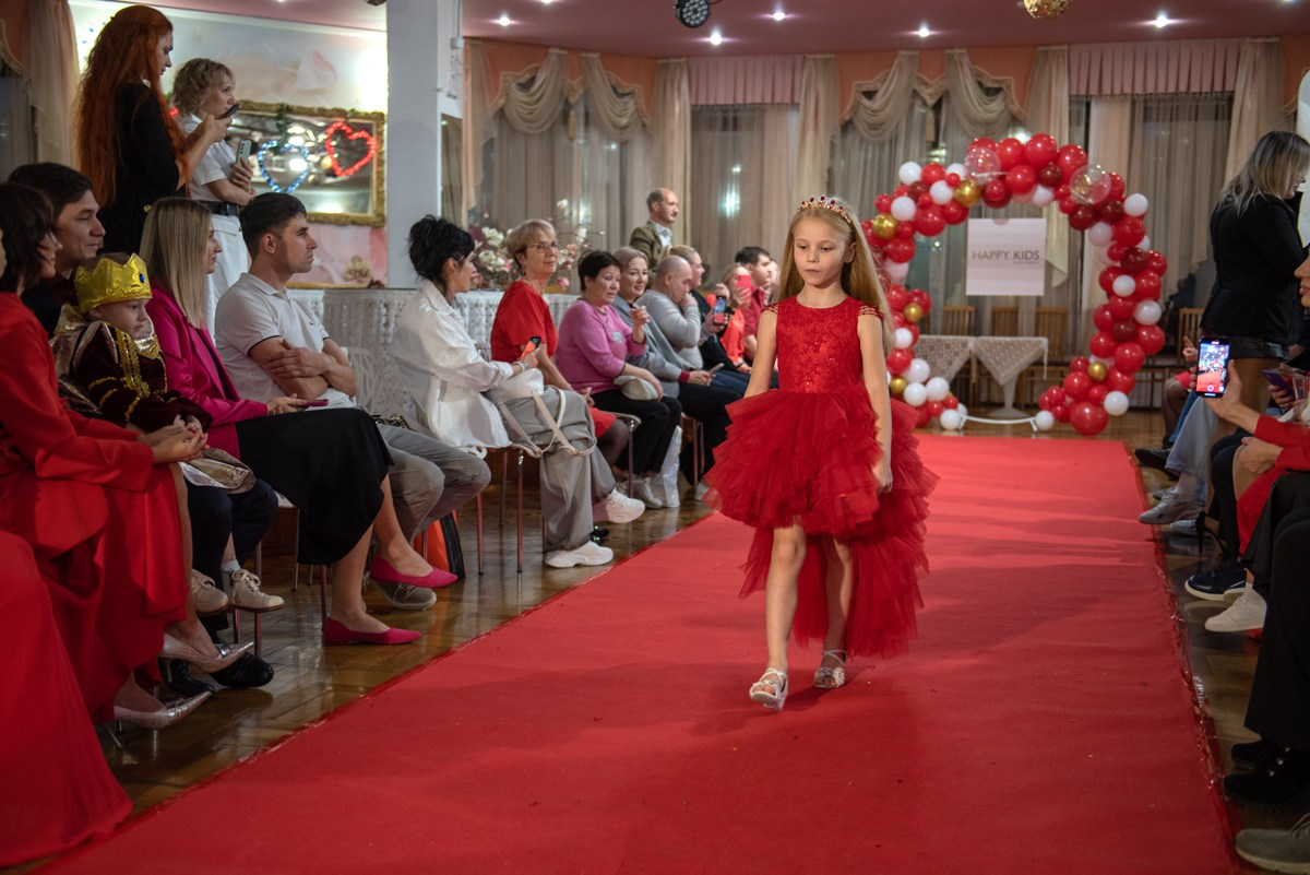 Выпускной в детской школе моделей HAPPYkids 2024. Семейный и коммерческий фотограф в Сочи Александр Бодунов