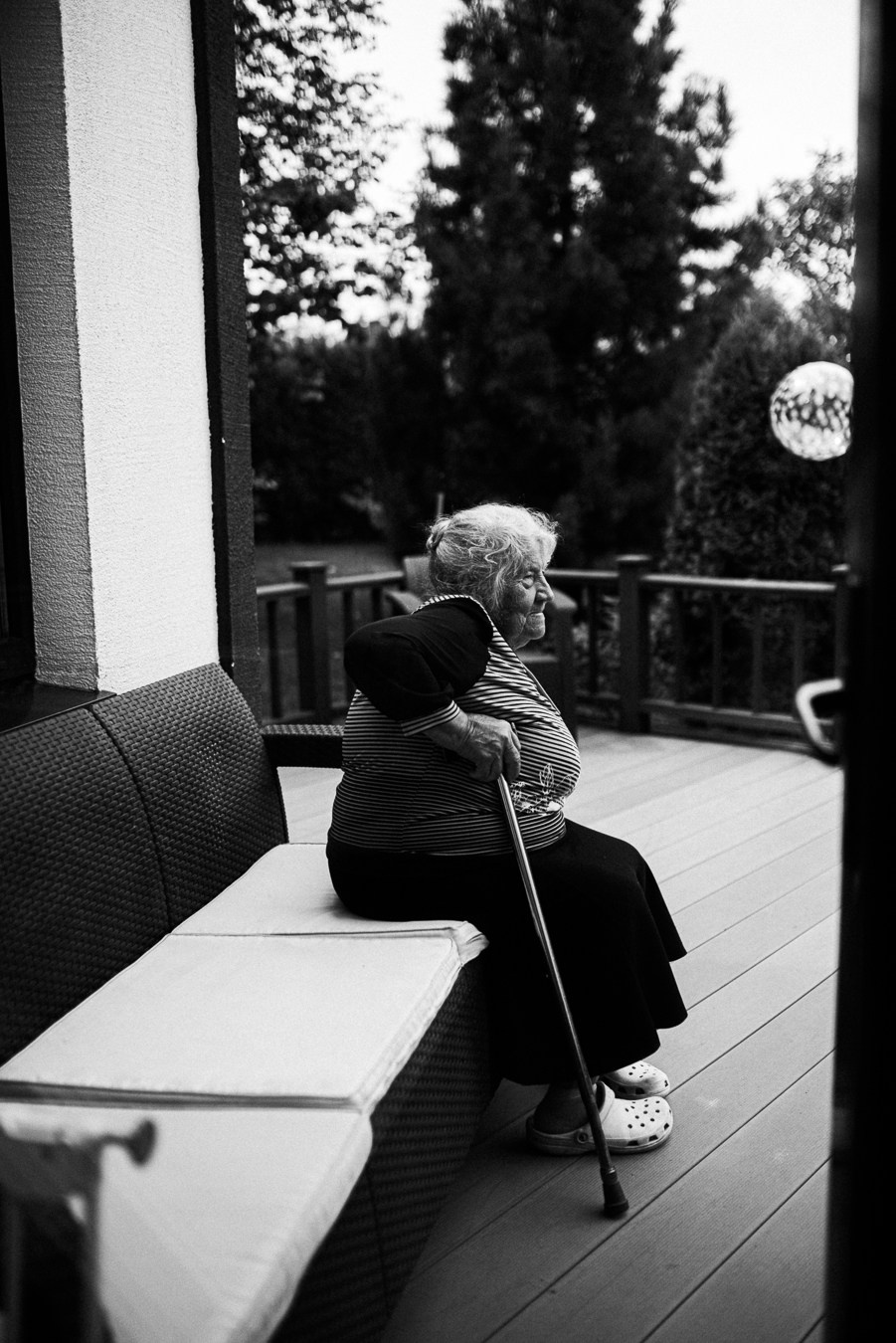 Коля, Ксюша, Саша, Андрей, Кира и бабушки | на даче