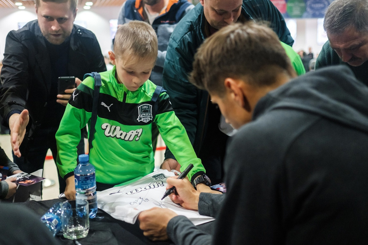 Автограф сессия ФК «Краснодар». Фотограф Саид Дакаев г. Краснодар
