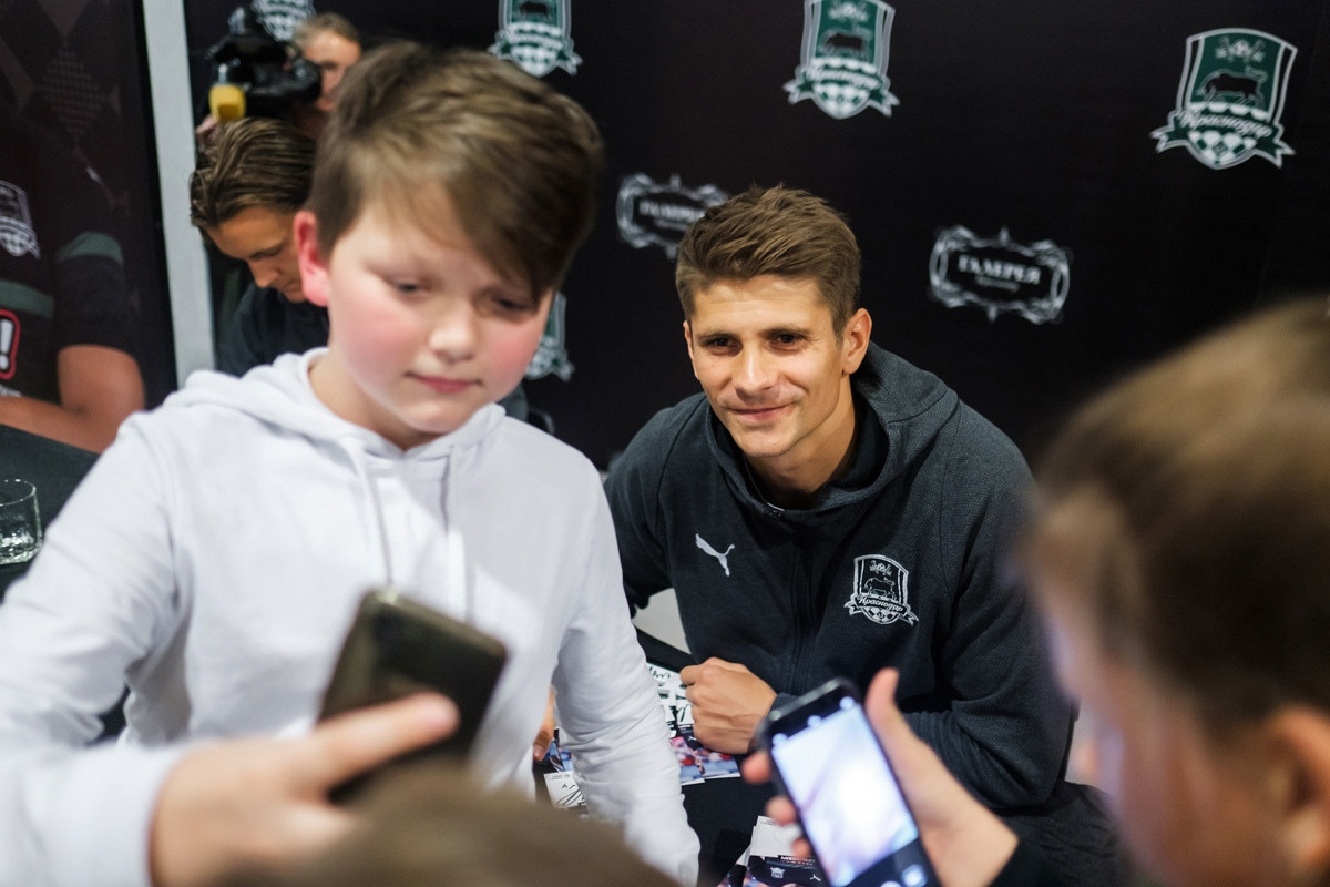 Автограф сессия ФК «Краснодар». Фотограф Саид Дакаев г. Краснодар