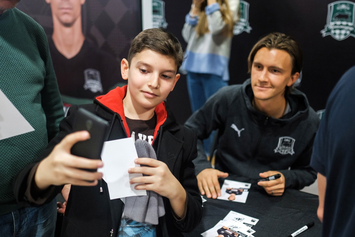 Автограф сессия ФК «Краснодар». Фотограф Саид Дакаев г. Краснодар