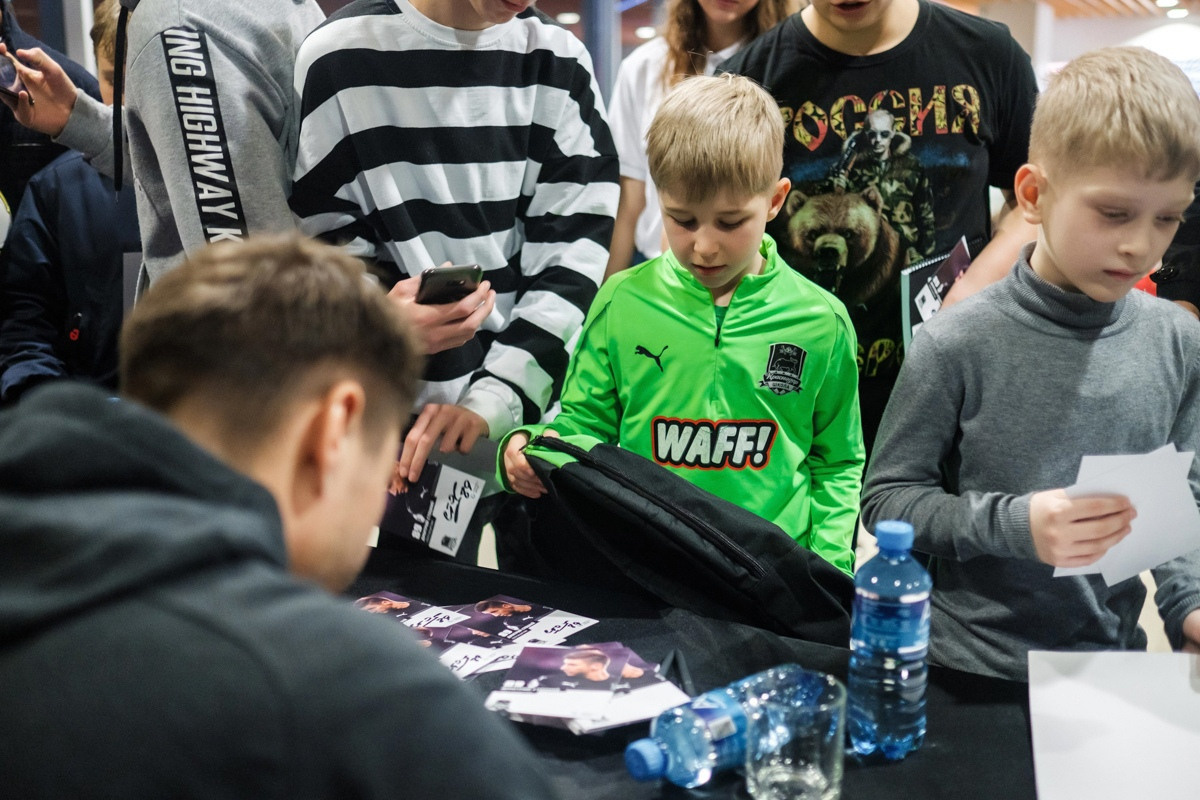 Автограф сессия ФК «Краснодар». Фотограф Саид Дакаев г. Краснодар