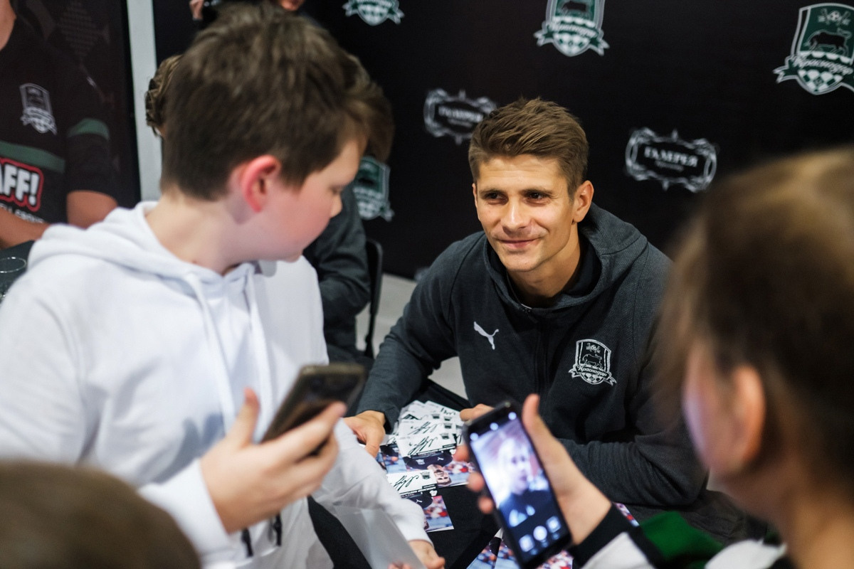 Автограф сессия ФК «Краснодар». Фотограф Саид Дакаев г. Краснодар