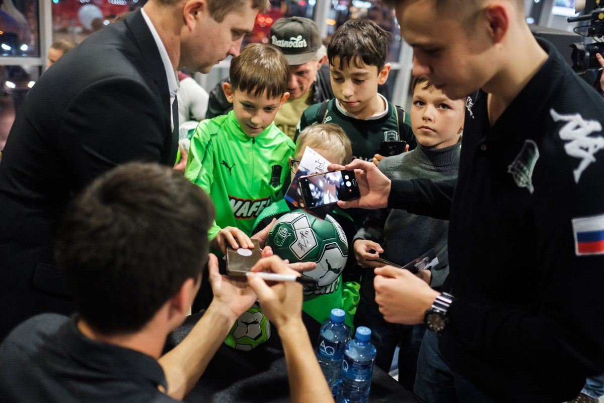 Автограф сессия ФК «Краснодар». Фотограф Саид Дакаев г. Краснодар