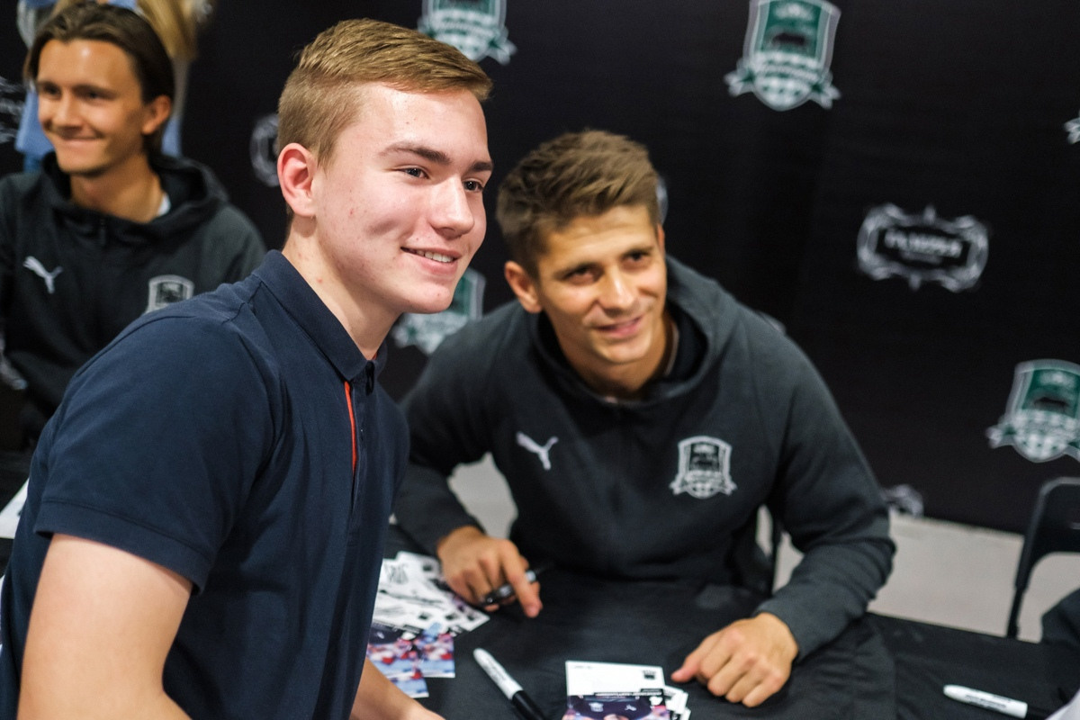 Автограф сессия ФК «Краснодар». Фотограф Саид Дакаев г. Краснодар