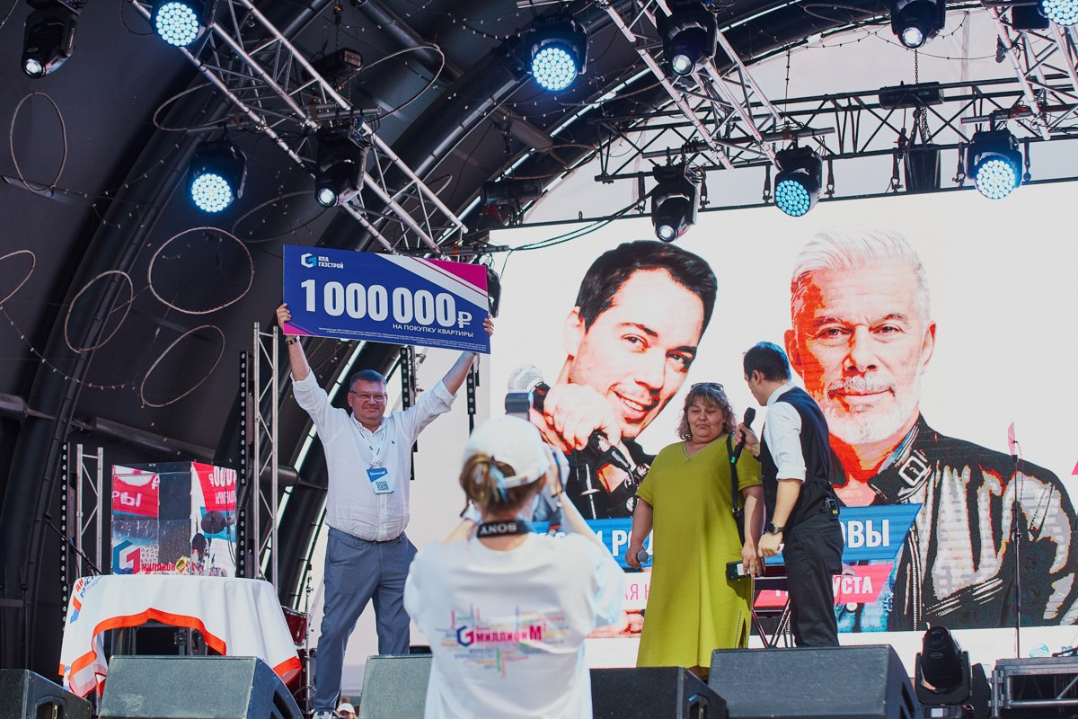 Репортаж для VIP зоны КПД Газстрой: выступление Родиона и Олега Газмановых. Репортажный и женский фотограф в Новосибирске