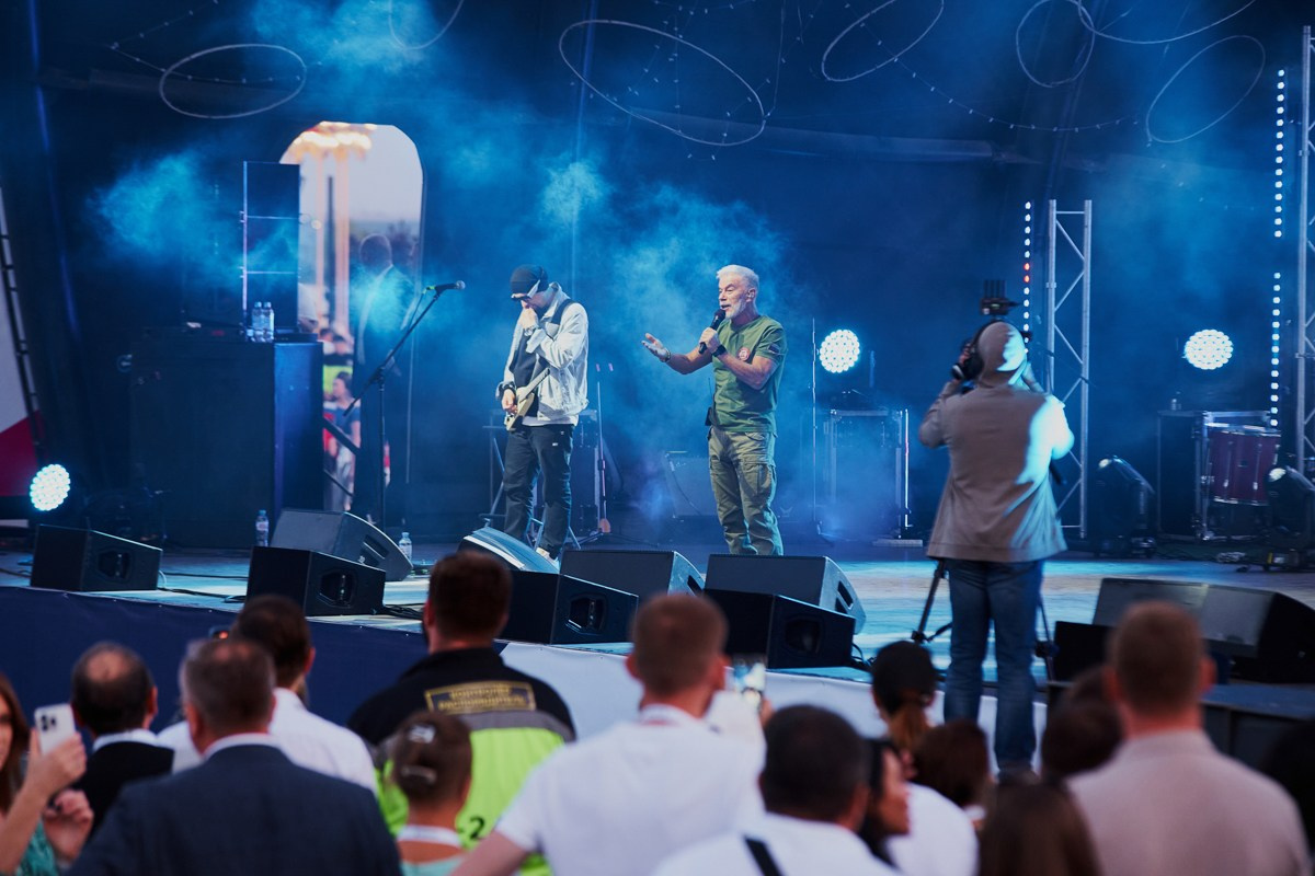 Репортаж для VIP зоны КПД Газстрой: выступление Родиона и Олега Газмановых. Репортажный и женский фотограф в Новосибирске