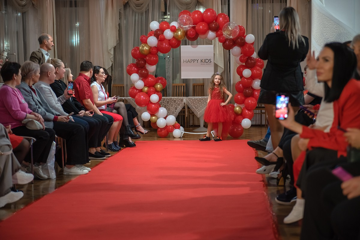 Выпускной в детской школе моделей HAPPYkids 2024. Семейный и коммерческий фотограф в Сочи Александр Бодунов