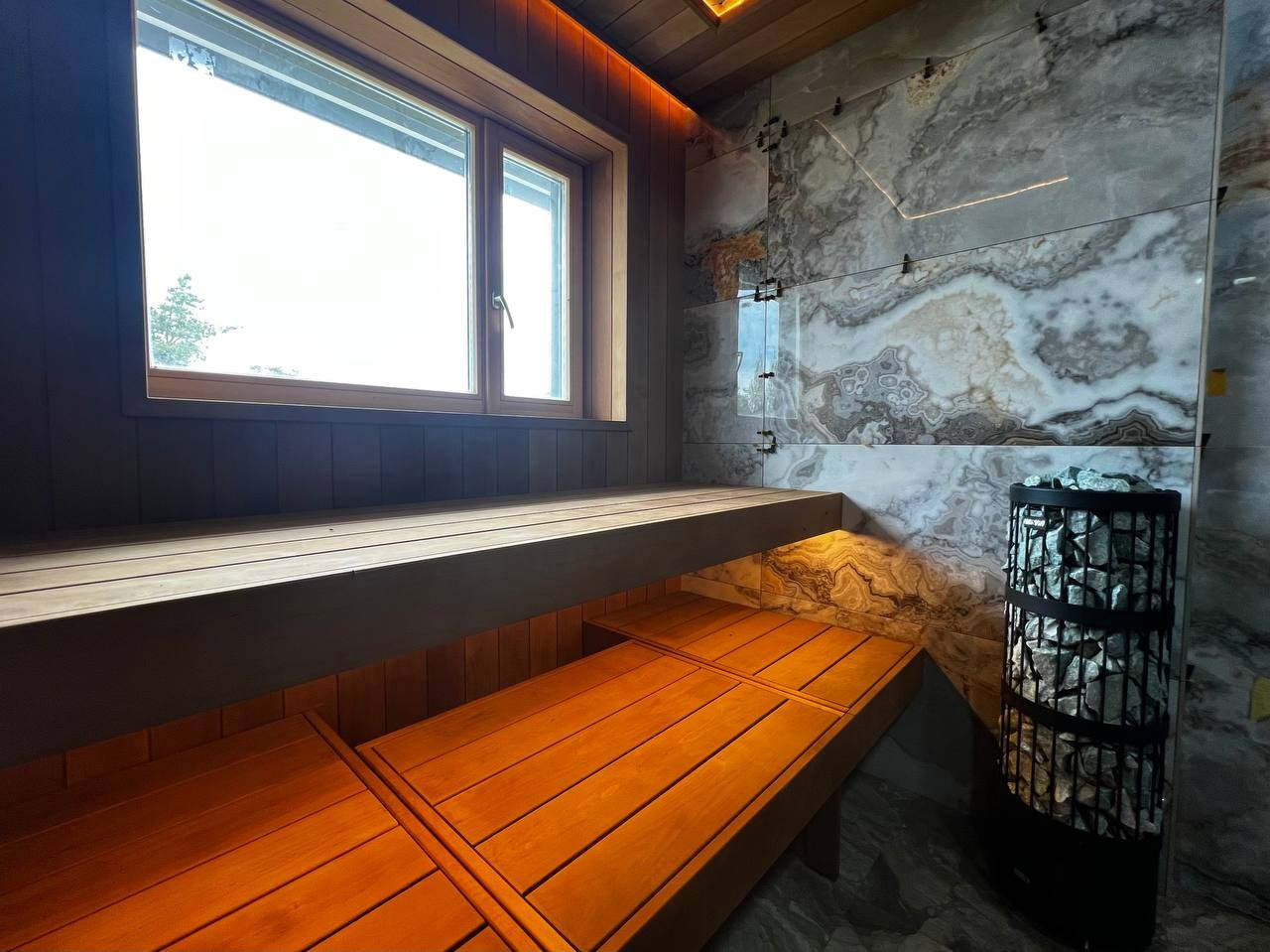 Роскошная парная в Красноармейском с высоким потолком, широкими полками, панорамным окном и Harvia Legend на дистанционном управлении. SaunaTopMasters