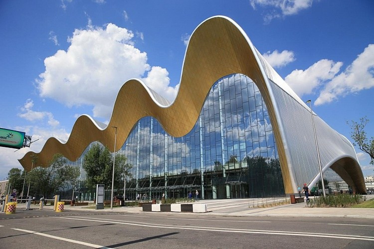 Уличная фотосъемка — московский двор с характерной архитектурой