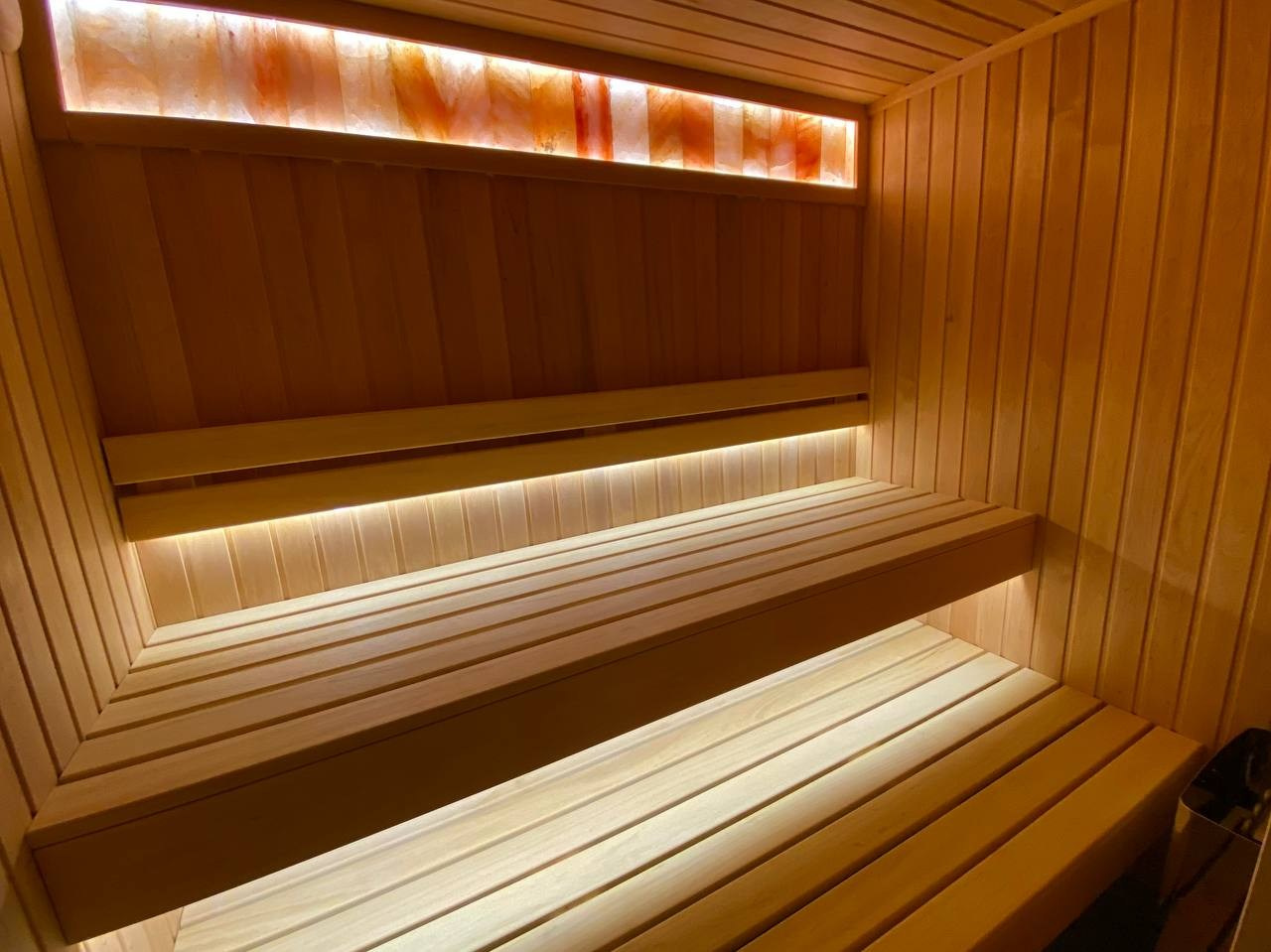 Компактная сауна в Охте: ольха, парящие полки, солевая линия 200 мм на базе электрокаменки Harvia Vega — максимум уюта в малом формате. SaunaTopMasters