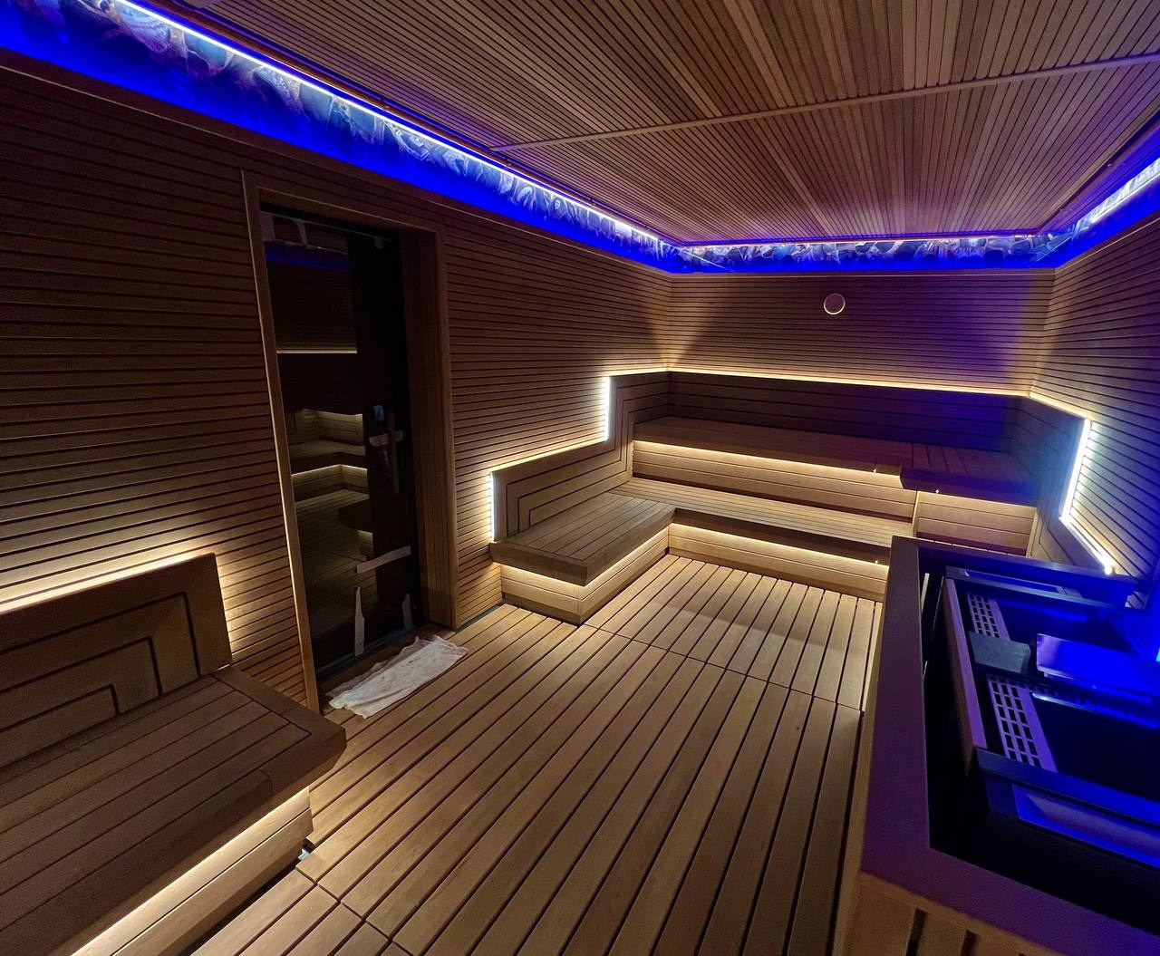 Сауна в Encore Fitness по проекту наших коллег из MBSaun. Симметрия, строгие линии, столярные элементы и щипотка роскоши. SaunaTopMasters