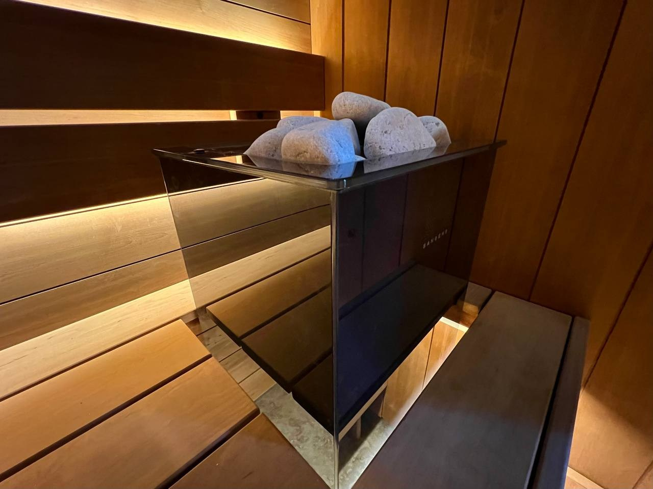 Парная в Киссолово: термоольха, Sangens, чёрное стекло и потолок, усыпанный 200 мерцающими звёздами. SaunaTopMasters