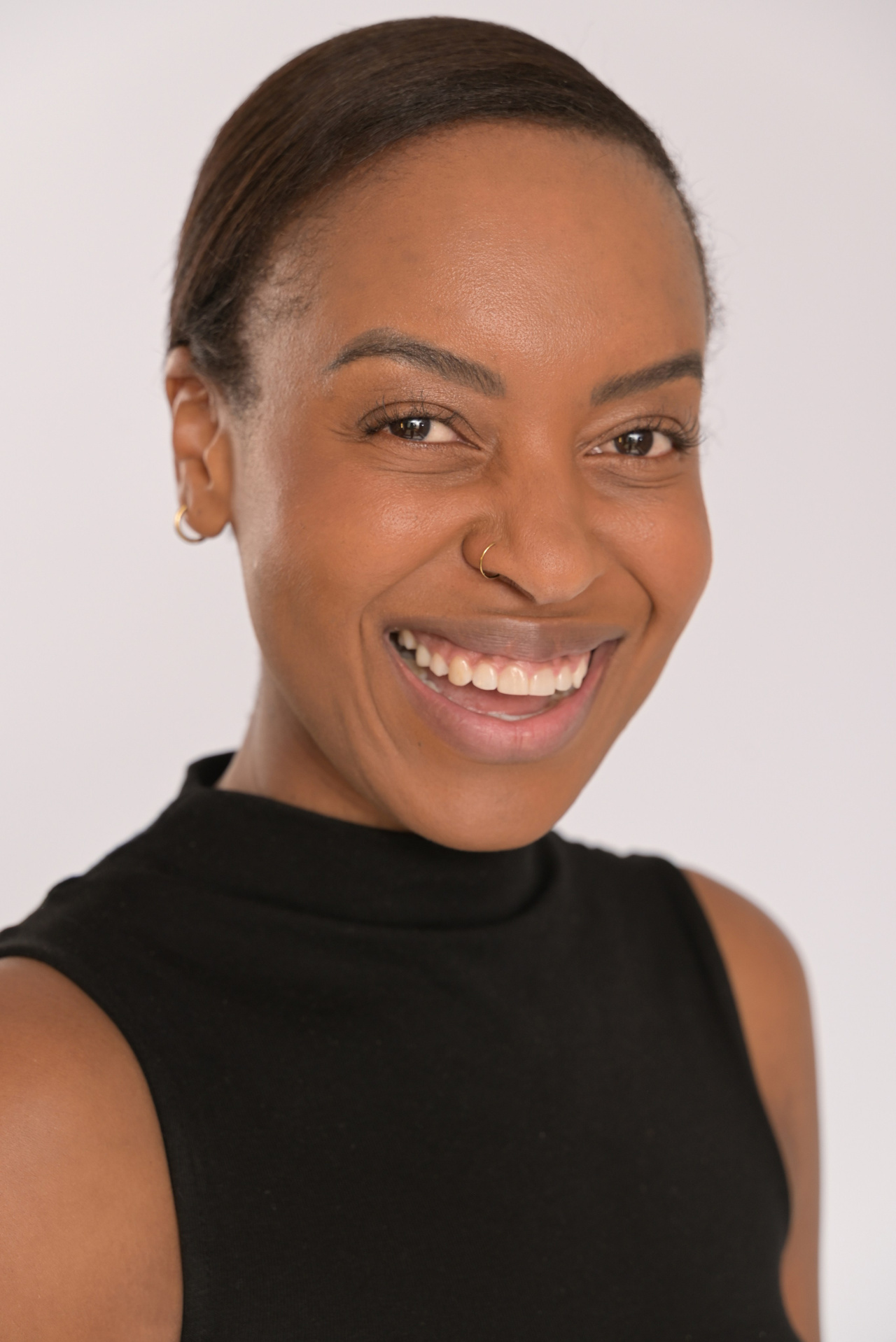 A natural smiling model portrait photographed by Anasta Fo