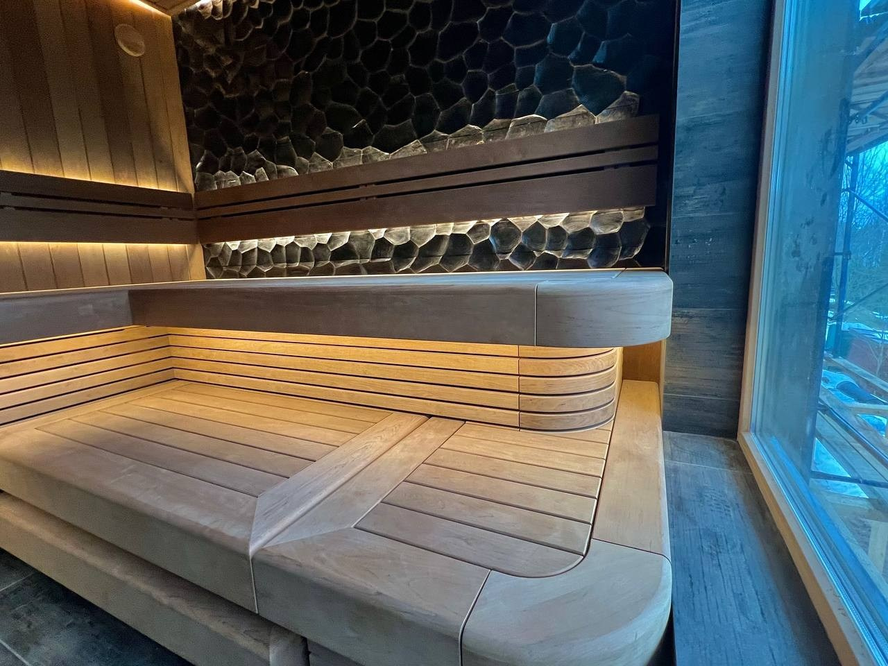 Кодовое название- Чешуя. Баня на берегу Суходольского озера выполнена для MBSaun и получила свое название за уникальные 3D панели. SaunaTopMasters