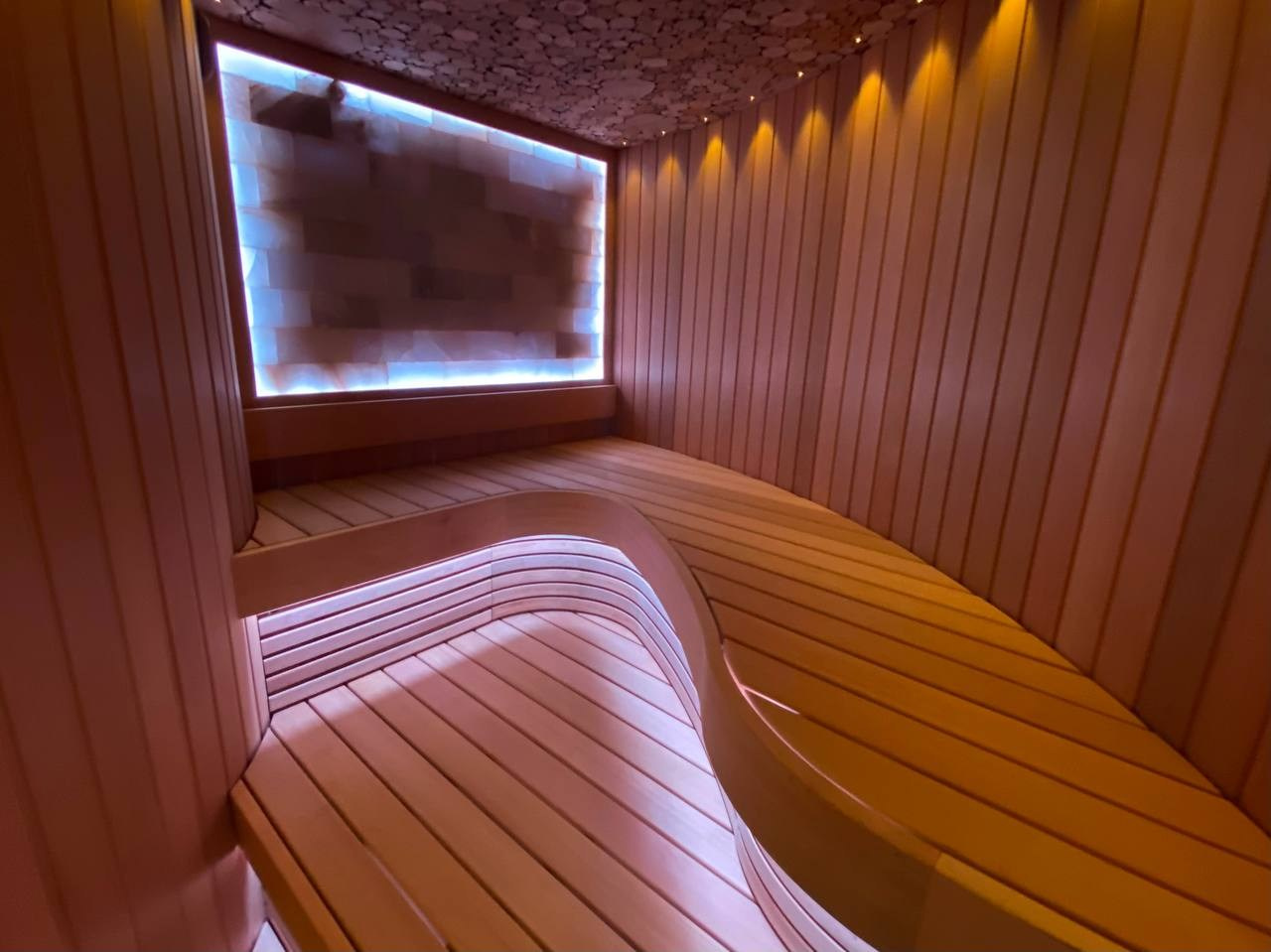 Сауна «Банан» из канадского кедра в Селятино: Helo Himalaya, оптоволокно и яркая RGB-подсветка в стильном исполнении. SaunaTopMasters