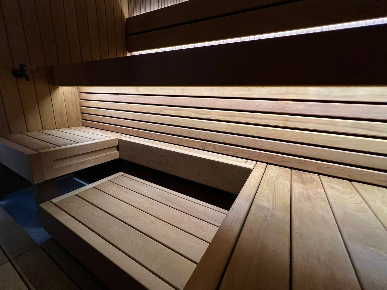 Если очень захотеть- можно найти и установить каменку Tulikivi и вокруг неё собрать отличную парную по дизайн- проекту MBsaun. SaunaTopMasters