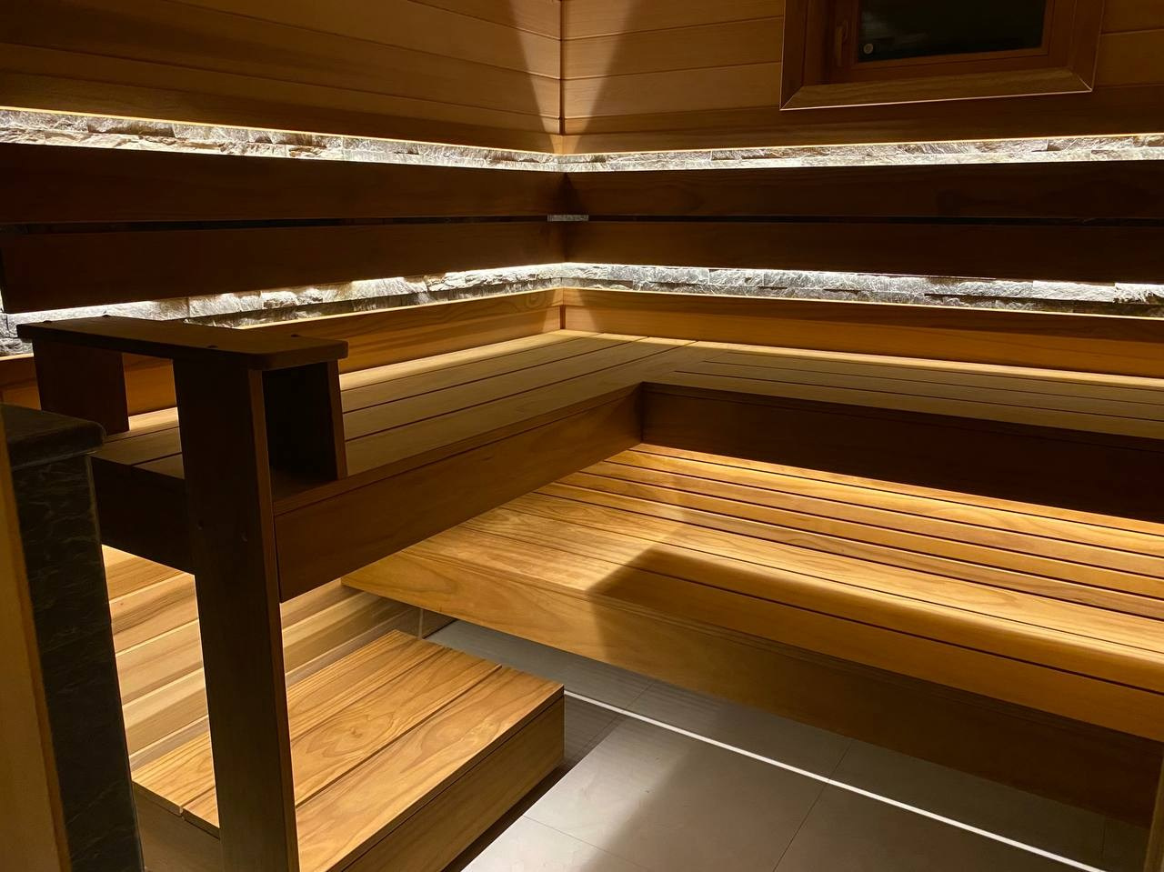 Парная у залива из канадского кедра и новозеландской термососны, с камнем за спинкой для дополнительного прогрева во время парения. SaunaTopMasters