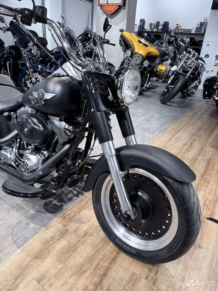 Купить Harley-Davidson Fat Boy ABS (Black Denim) (Softail/Dyna) — подробнее на сайте. Hello Davidson, Москва. Только хорошие мотоциклы…