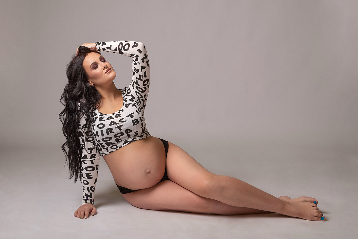 фотосессия беременности фотосъемка беременности в студии студийная фотосъемка минимализм в стиле вог voug  фотосессия беременности срок ПДР идеи для фотосессии беременности фотосессия беременной в джинсах фотосъемка беременной в  в топе в боди фотосъемка будущей мамы в нижнем белье беременность 27 недель фотосессия будущей мамы для будущей мамы будущих мам фотосъемка на циклораме фотосессия на белом бумажном фоне  