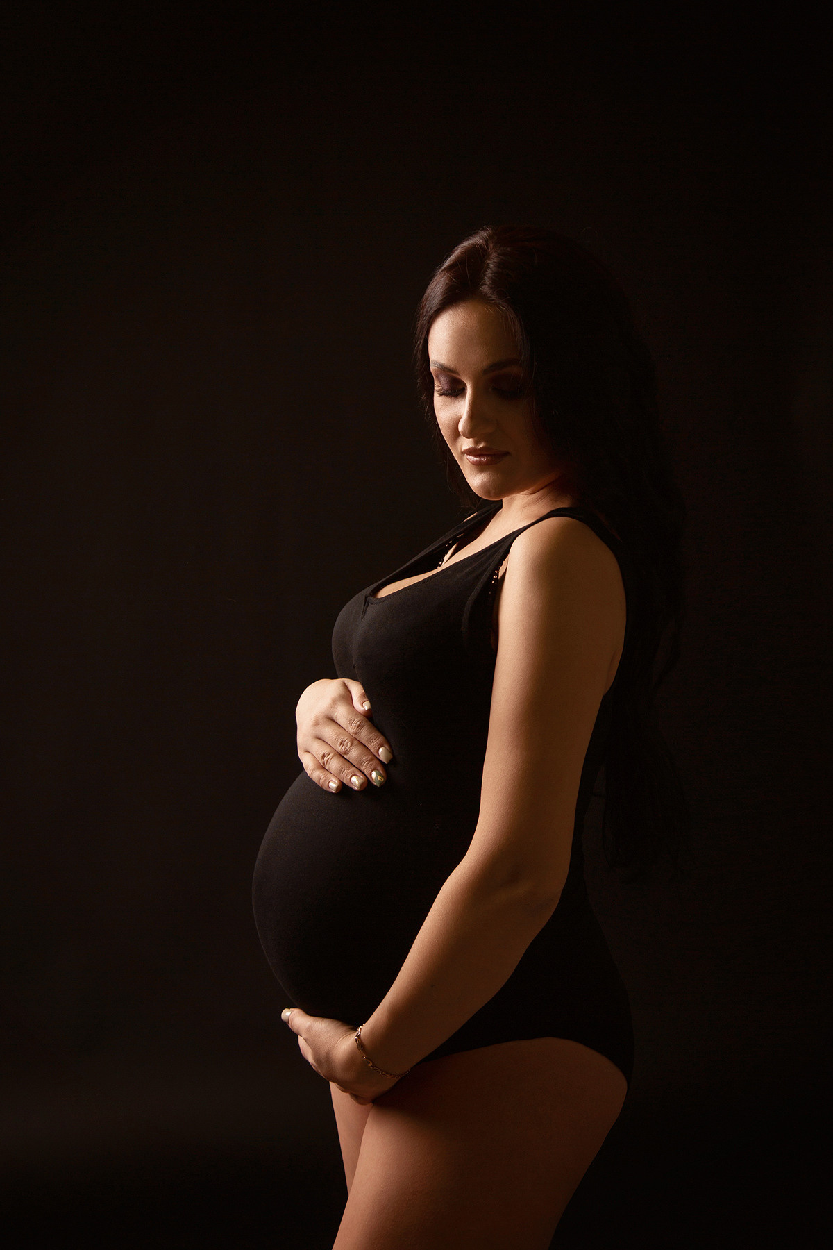 фотосессия беременности фотосъемка беременности в студии студийная фотосъемка минимализм в стиле вог voug  фотосессия беременности срок ПДР идеи для фотосессии беременности фотосессия беременной в джинсах фотосъемка беременной в джинсовой куртке фото беременной в топе в боди беременность 