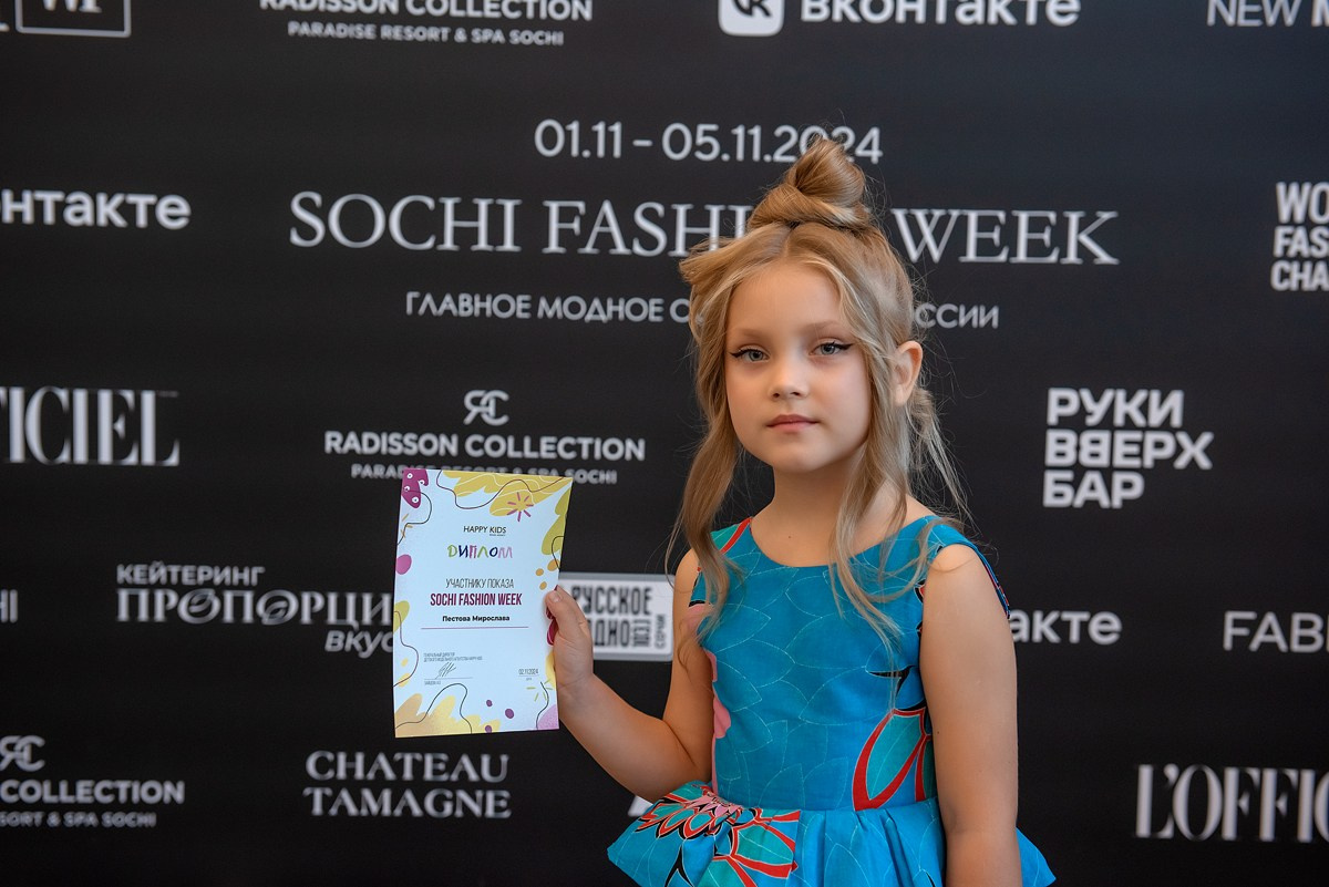 SochiFashionWeek2024 дизайнер Юлия Крылова. Семейный и коммерческий фотограф в Сочи Александр Бодунов